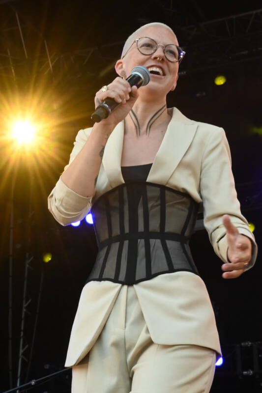 Stefanie Heinzmann bei Pop meets Classic auf der Rathausbühne im Hochformat