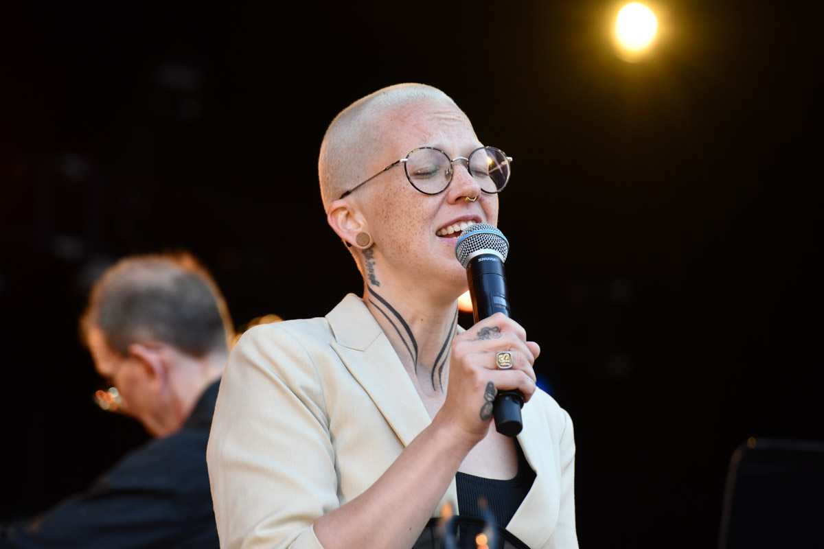 Stefanie Heinzmann bei Pop meets Classic auf der Rathausbühne