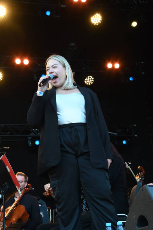 Stefanie Heinzmann bei Pop meets Classic auf der Rathausbühne im Hochformat