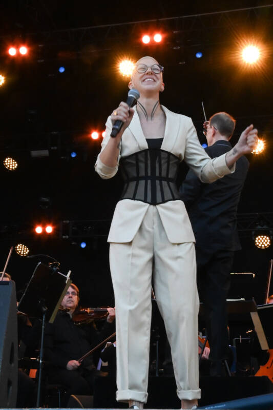 Stefanie Heinzmann bei Pop meets Classic auf der Rathausbühne im Hochformat