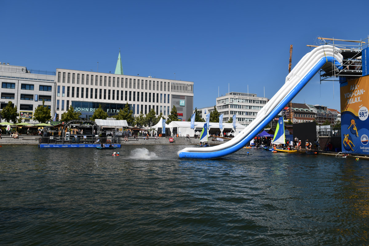 Wasserrutsche im Hafenbecken