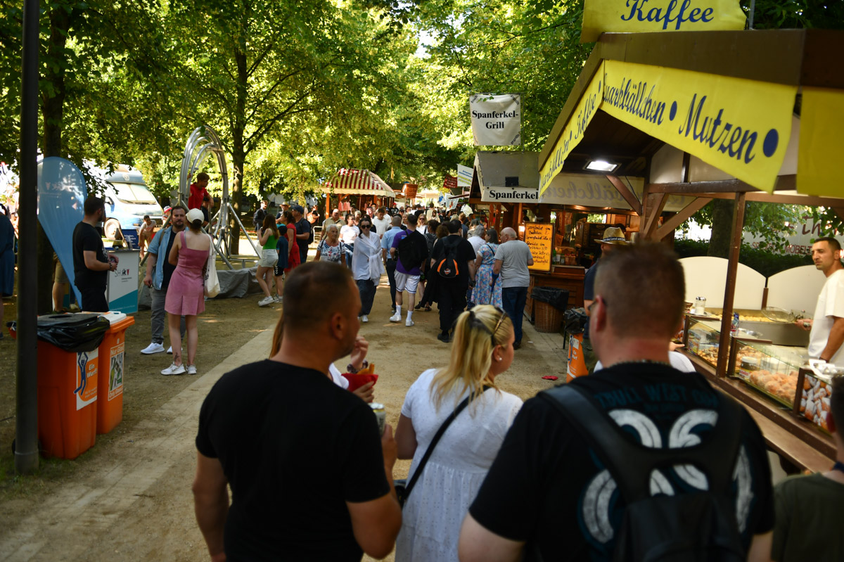 Besucher auf der Promenade