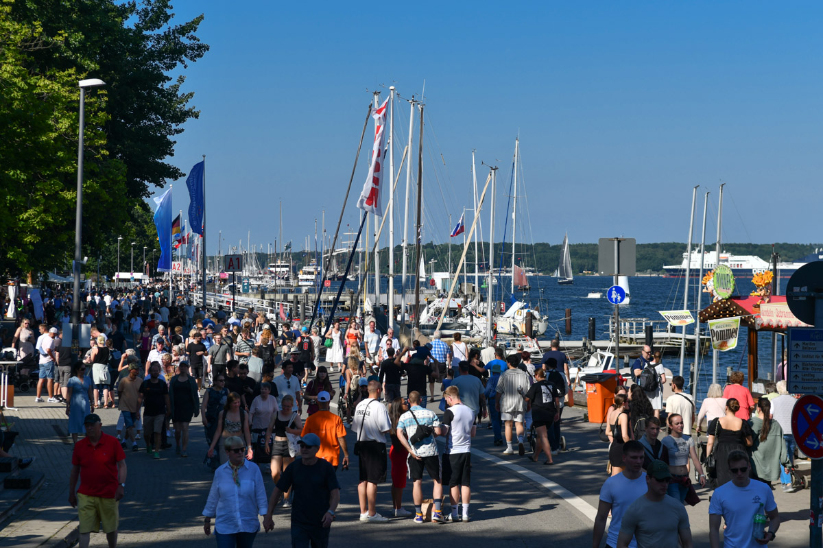 Besucher auf der Promenade