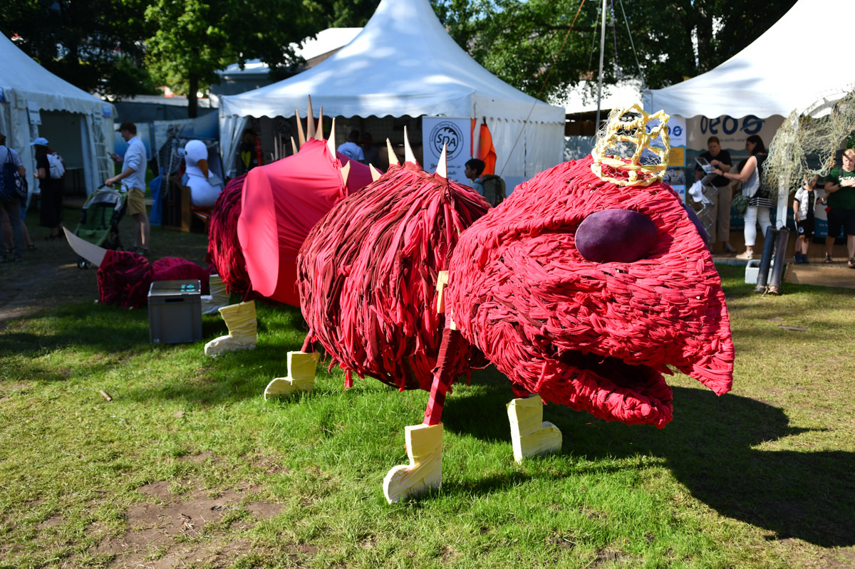 Rote Skulptur auf der Wiese