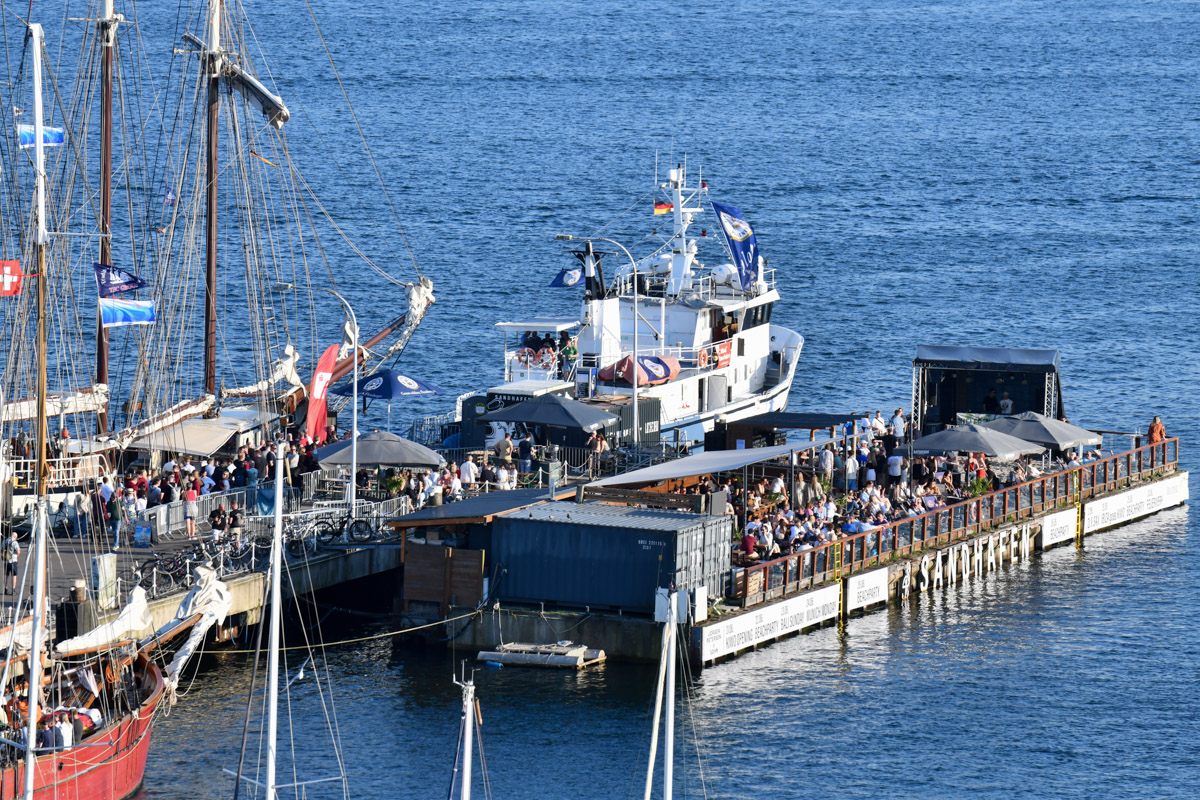 Anleger mit Besuchern