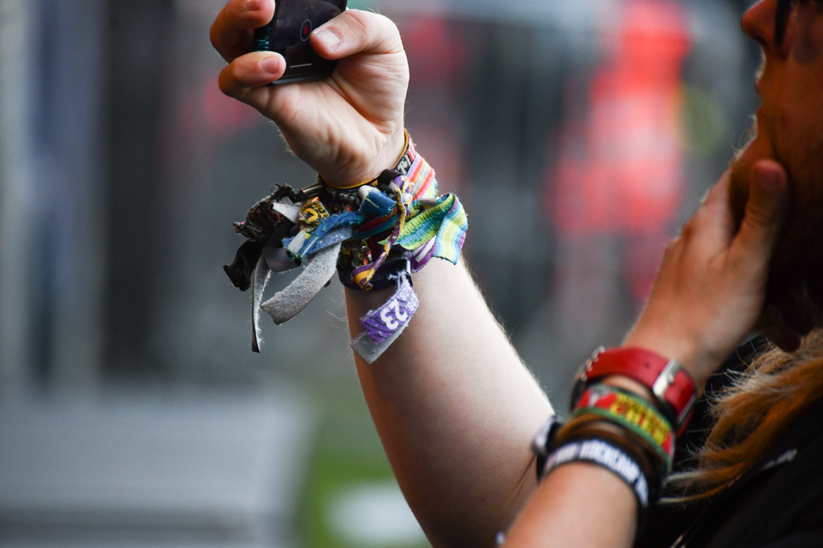 Hand mit Festivalbändchen