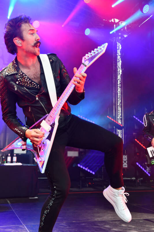 Royal Republic im Radio Bob Rockcamp im Hochformat