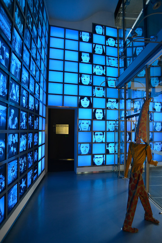 Blaue Wand mit Monitoren im Hochformat