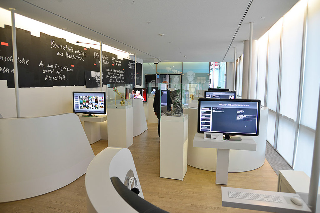Informationsbereich mit Bildschirmen