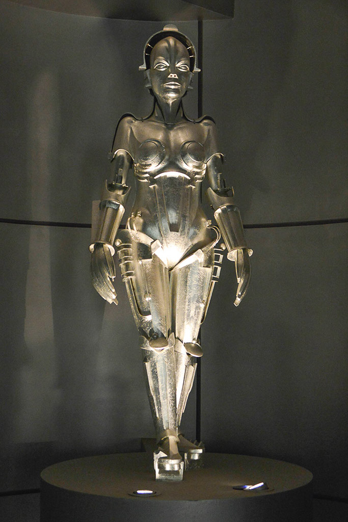 Silberne Roboterfigur im Hochformat