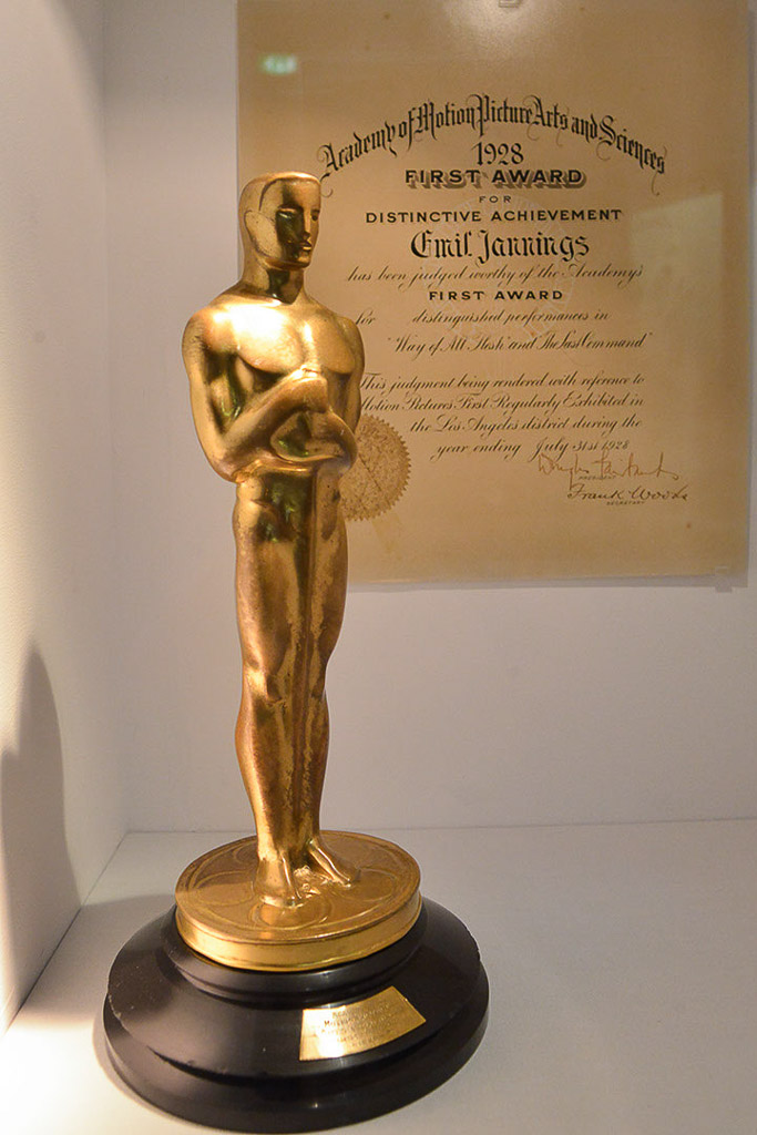 Goldene Oscar-Statue im Hochformat