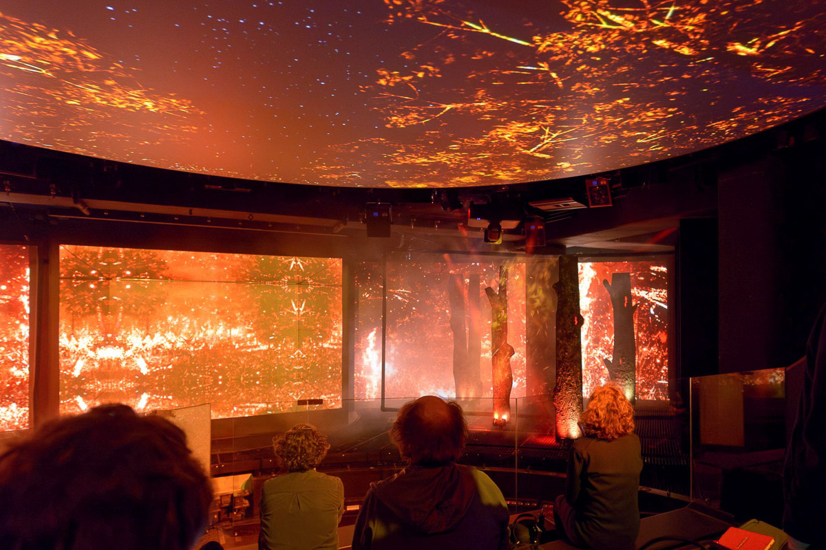 Kuppelkino mit Waldbrand