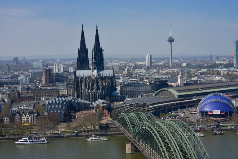 Kölner Dom und Hauptbahnhof von oben