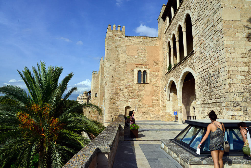 Außenmauer des Palastes mit Palmen