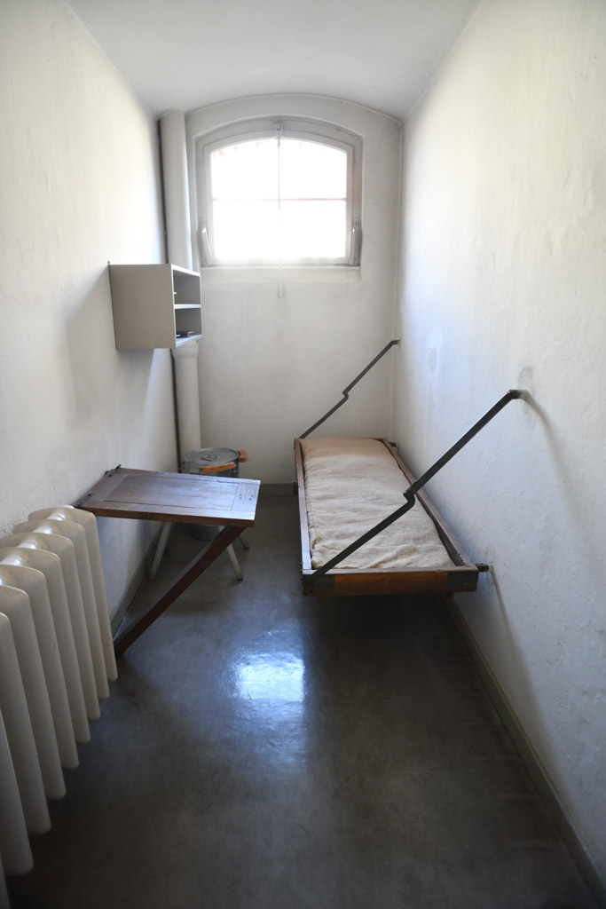 Zelle mit Bett im Hochformat