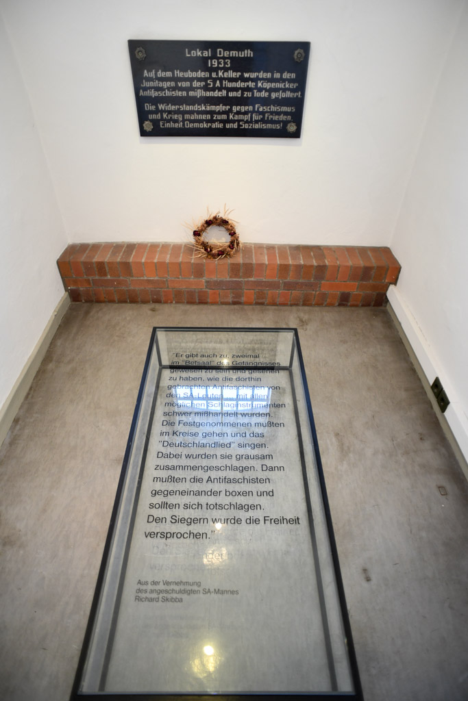 Gedenkvitrine mit Text im Hochformat