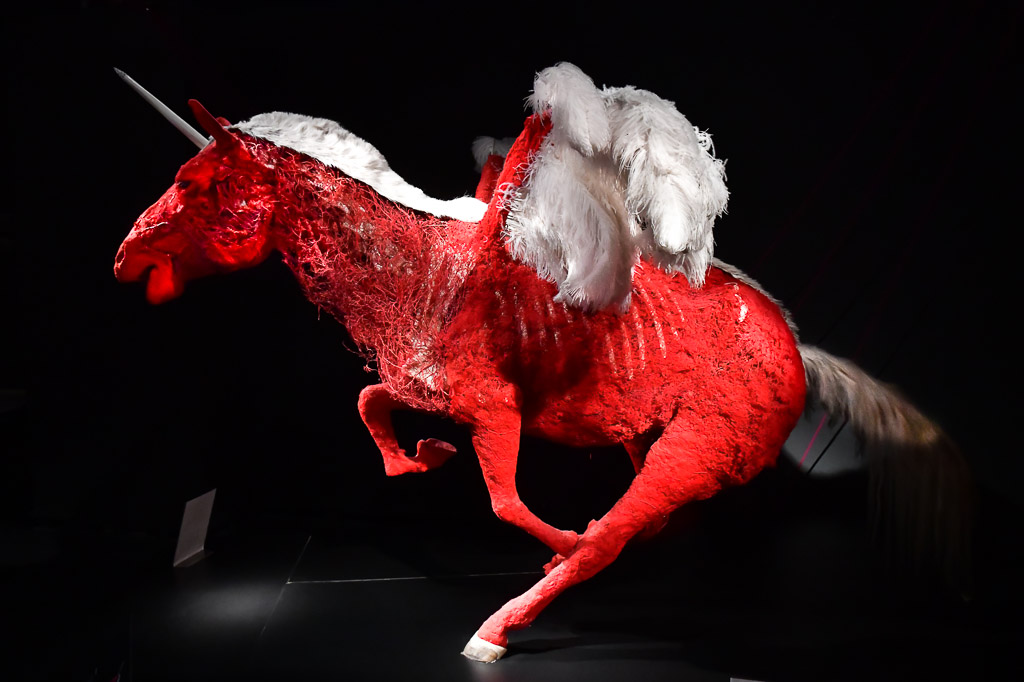 Rotes Pferdeplastinat mit Flügeln