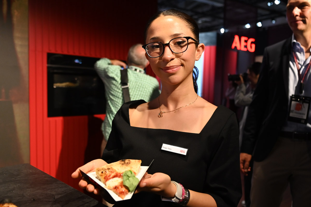 Mitarbeiterin mit einem Teller Flammkuchen