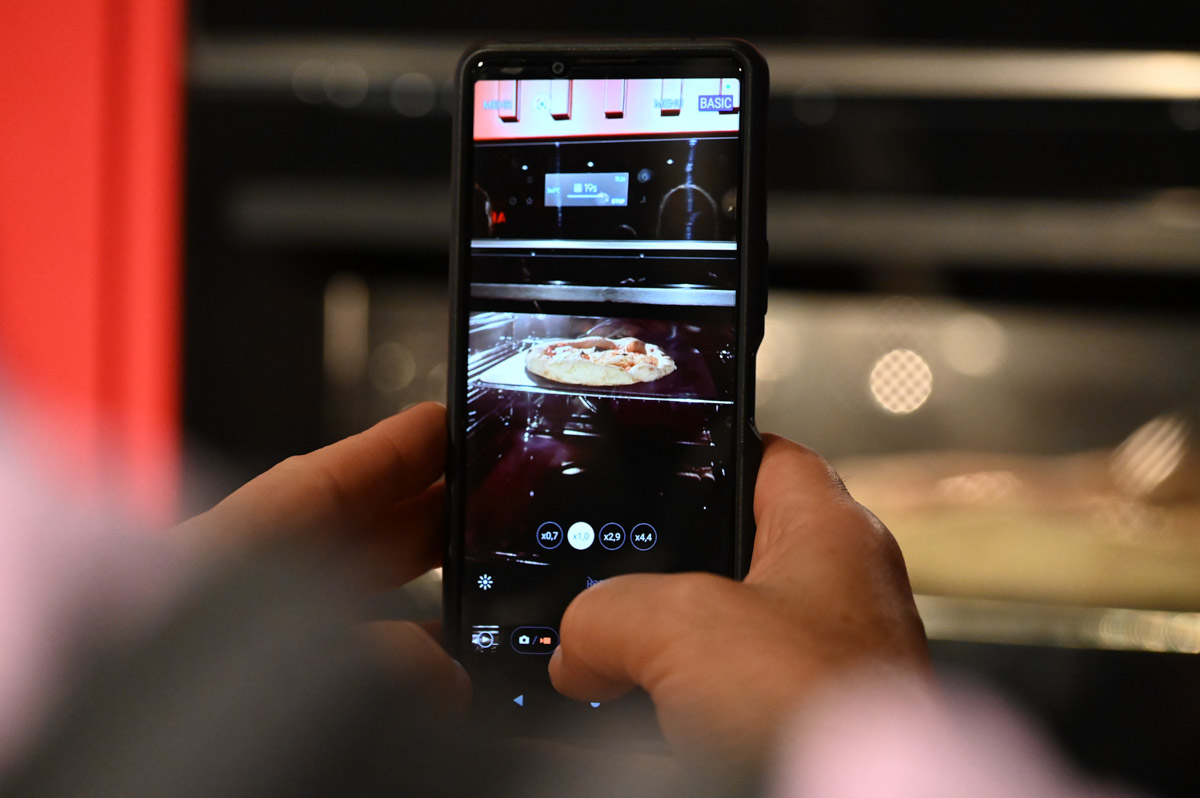 Handy fotografiert ein Gericht