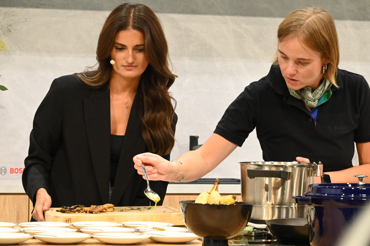 Kochen und Anrichten auf der Bühne