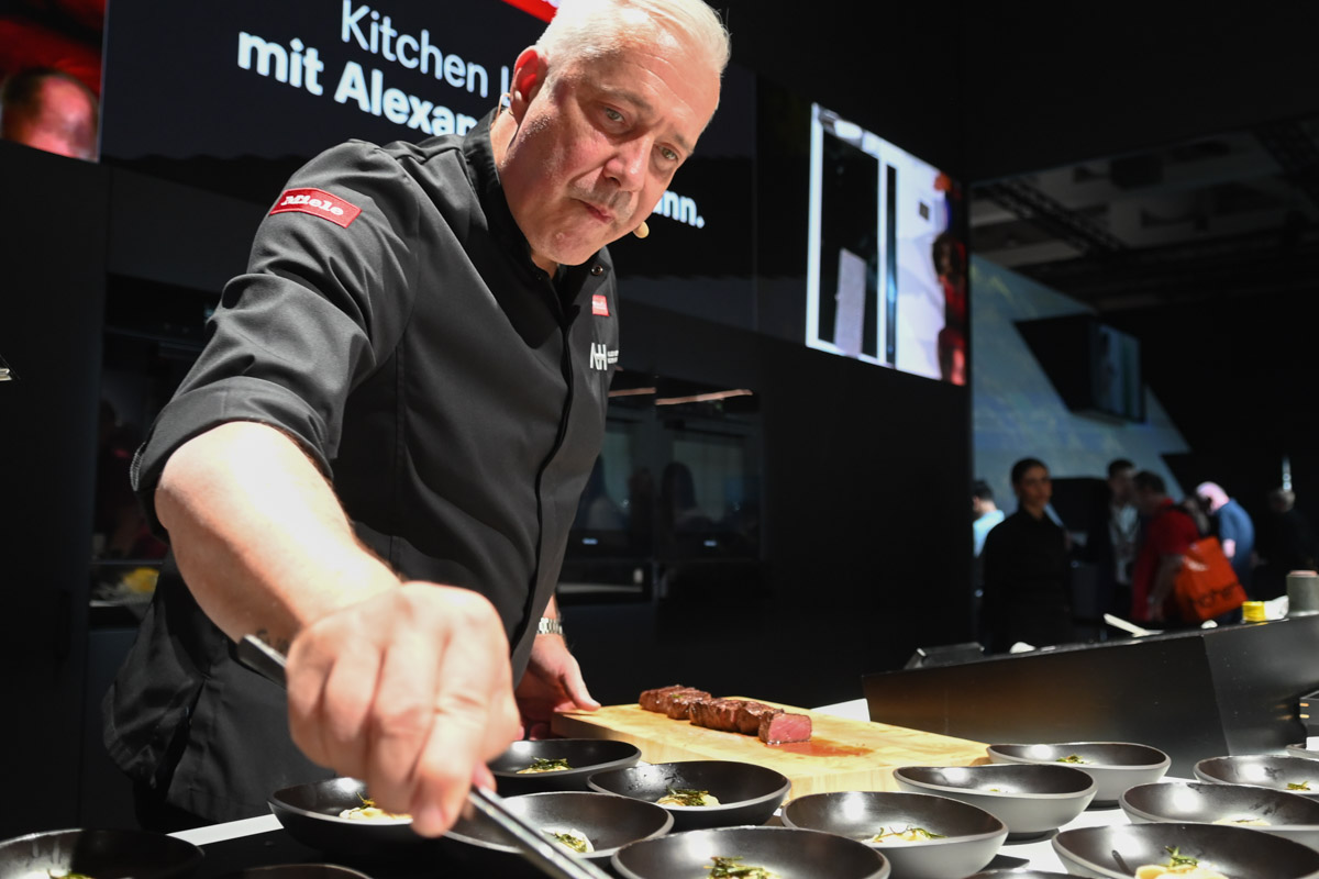 Sternekoch Alexander Herrmann beim Kochen auf der Bühne