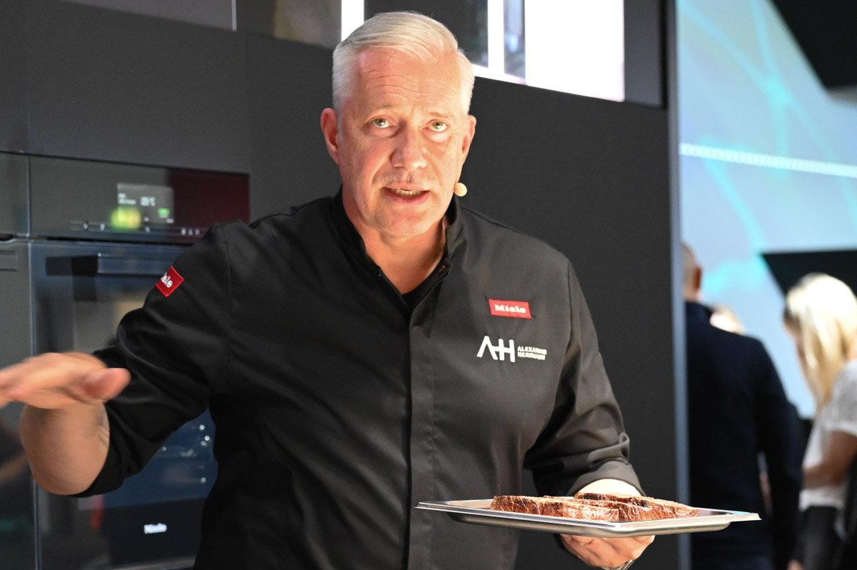 Sternekoch Alexander Herrmann beim Kochen auf der Bühne