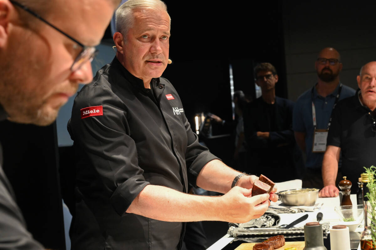 Sternekoch Alexander Herrmann beim Kochen auf der Bühne