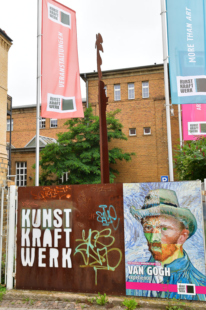 Eingang mit Van-Gogh-Plakat und Kunstkraftwerk-Schriftzug im Hochformat