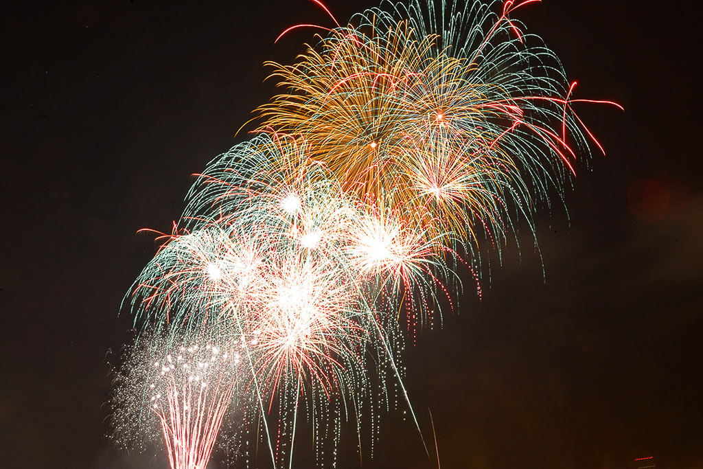 Großes buntes Feuerwerk in Gold, Grün und Rot