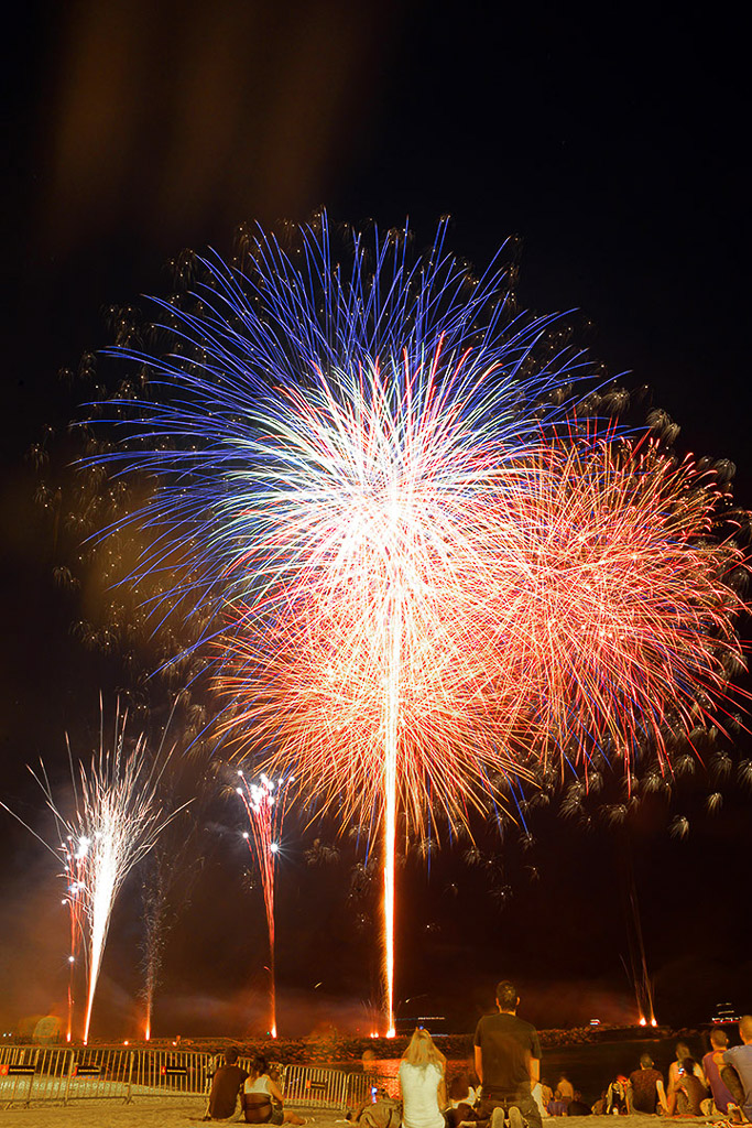 Feuerwerk mit blauen und roten Funken