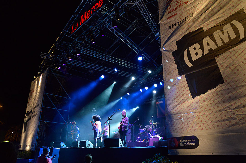 Bühne mit dem Banner der Musikreihe BAM in blauem Licht