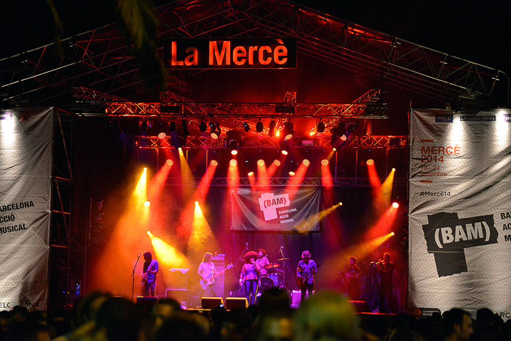 Bühne mit rotem Schriftzug La Mercè und orangefarbenem Licht