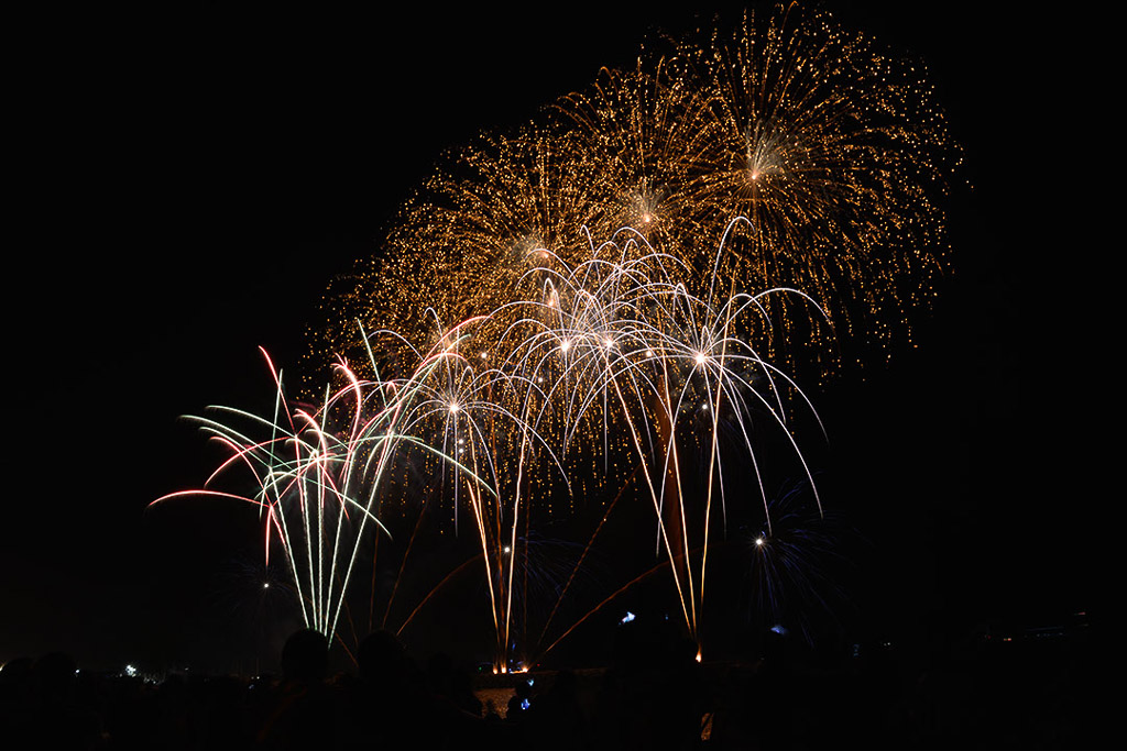 Goldenes Feuerwerk am Nachthimmel