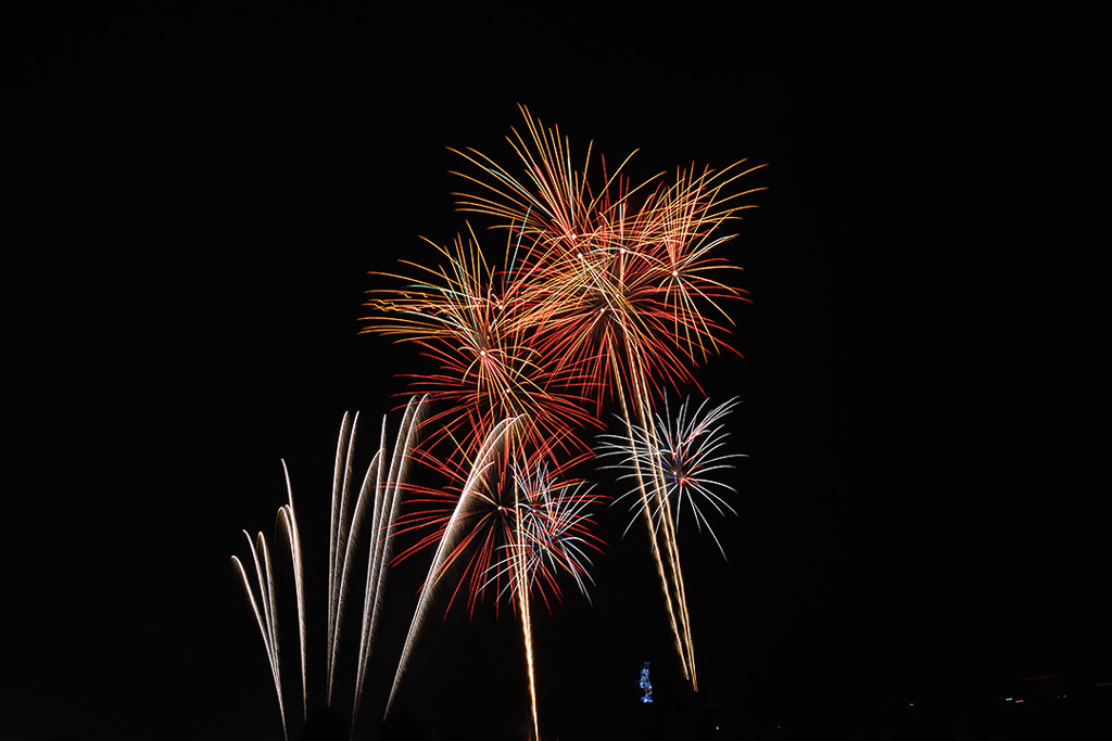 Fächerförmiges Feuerwerk mit goldenen Funken