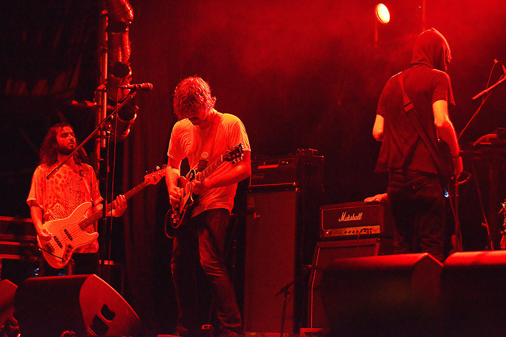 Band in rotem Bühnenlicht