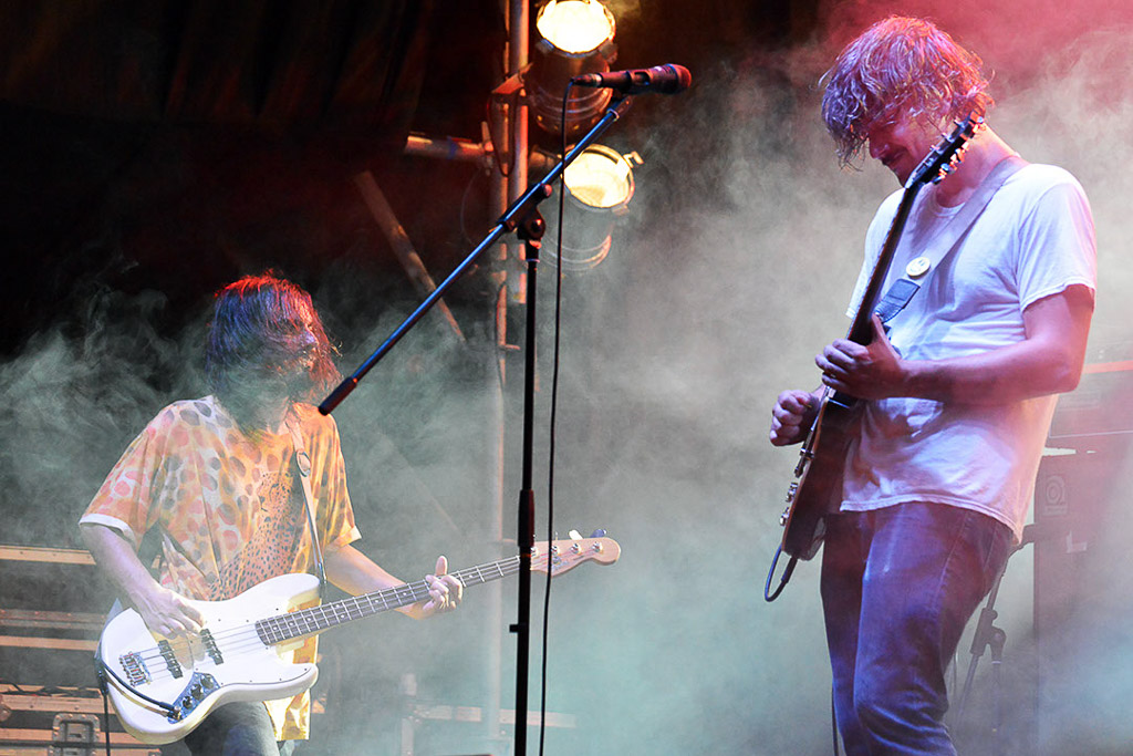 Bassist und Gitarrist im Bühnennebel