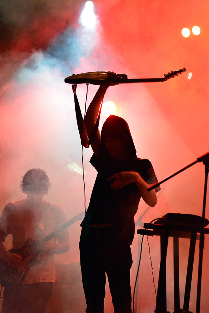 Musikerin hinter einem Keyboard im roten Licht