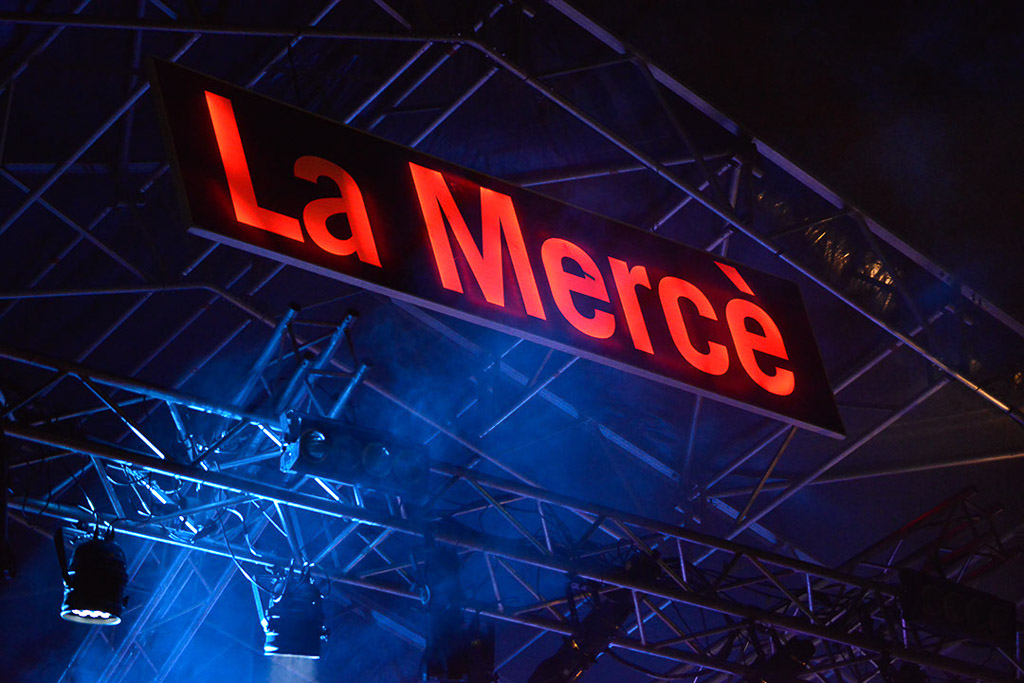 Leuchtschriftzug La Mercè vor blauem Licht