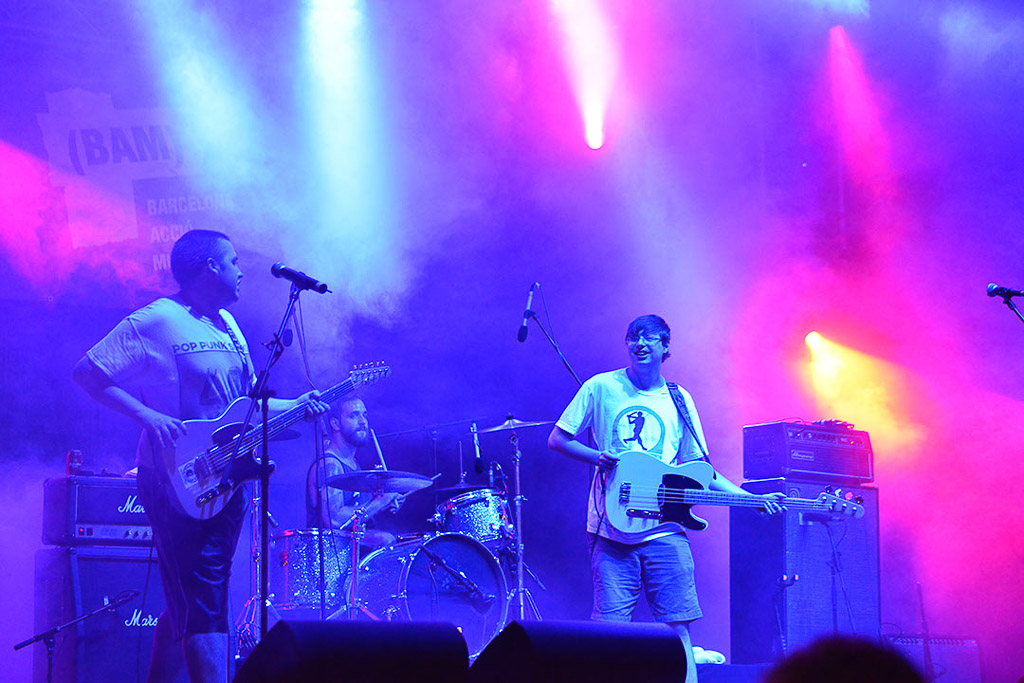 Band auf der Bühne in violettem und blauem Licht