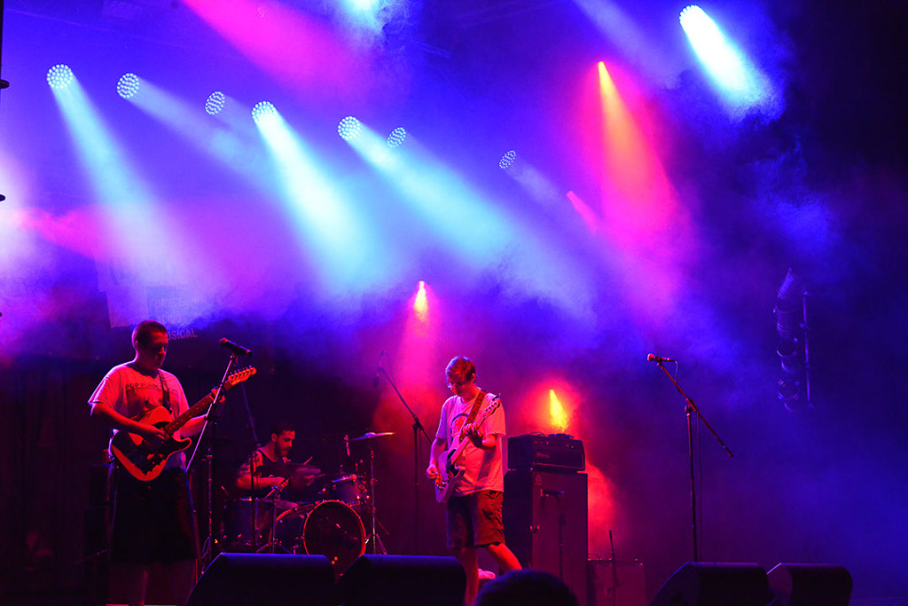 Band im pinkfarbenen Bühnenlicht