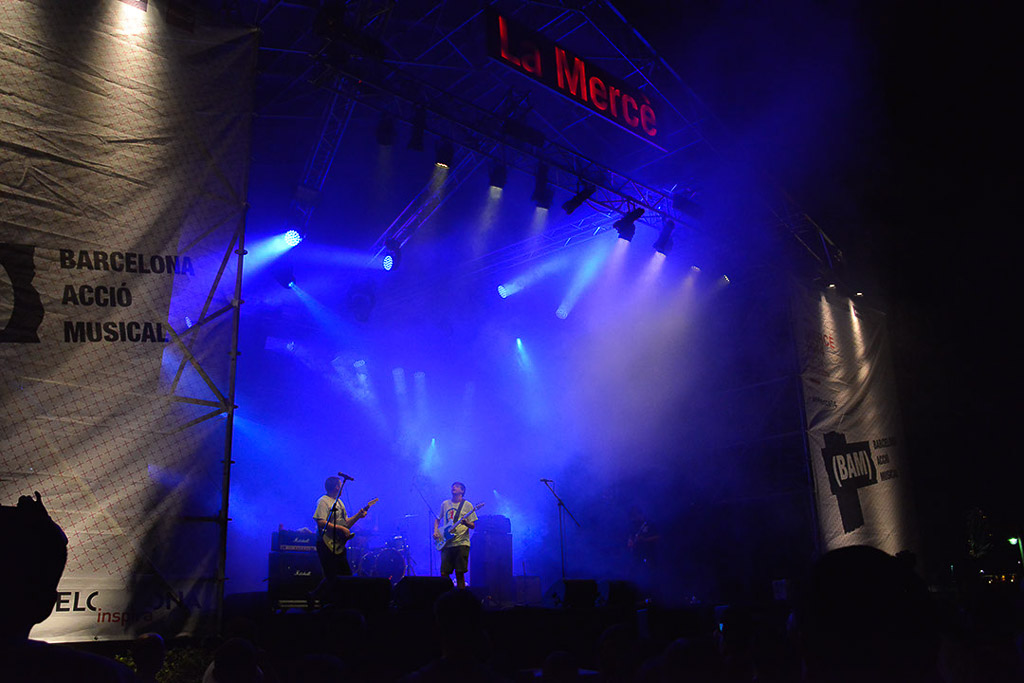 Bühne mit La-Mercè-Schriftzug im blauen Licht