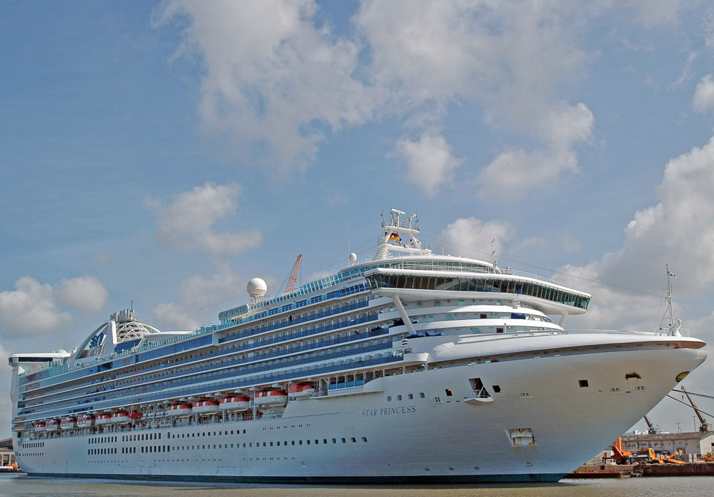 Kreuzfahrtschiff am Kai im Hafen von Barcelona