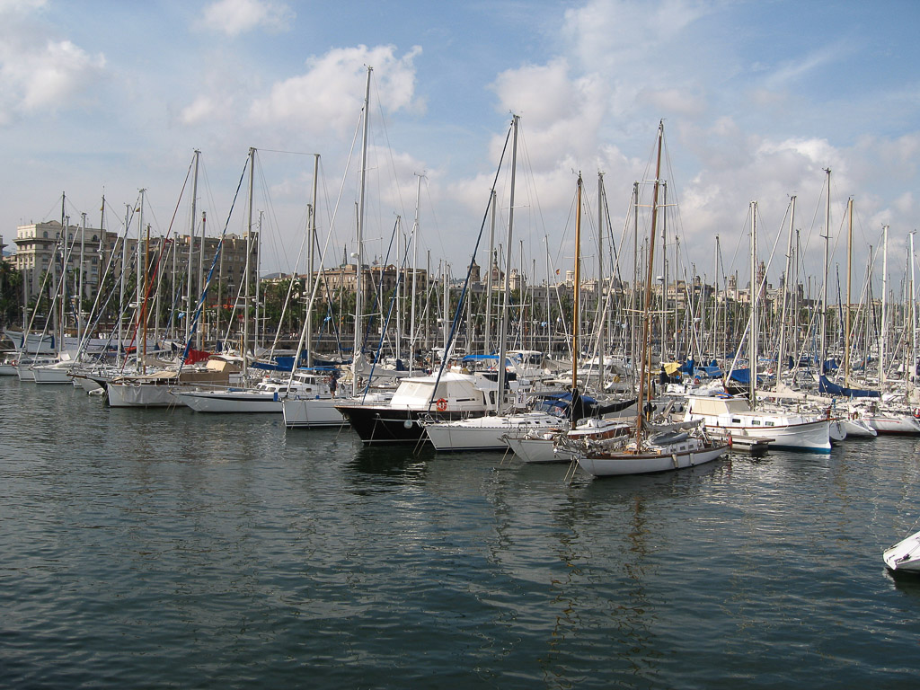 Yachthafen mit Segelbooten
