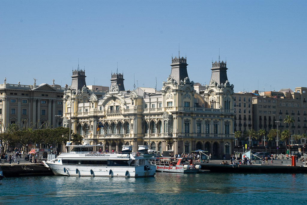 Hafenbecken mit Hafengebäude und einem Ausflugsboot