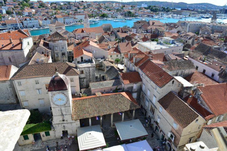 Dächer der Altstadt von Trogir vom Glockenturm aus