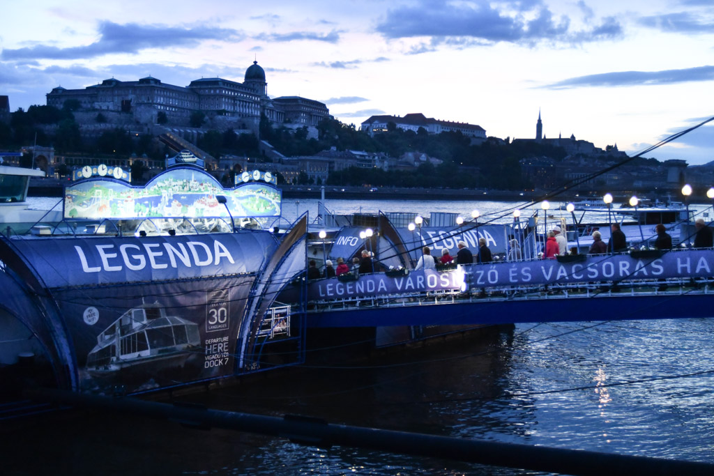 Das Schiff Legenda am Anleger mit der Burg im Hintergrund