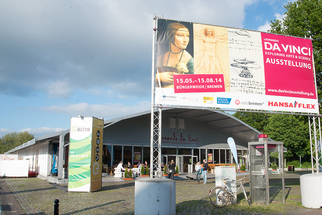 Ausstellungspavillon auf der Bürgerweide mit Plakat