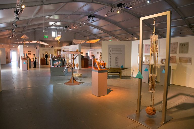 Ausstellungshalle mit Nachbauten