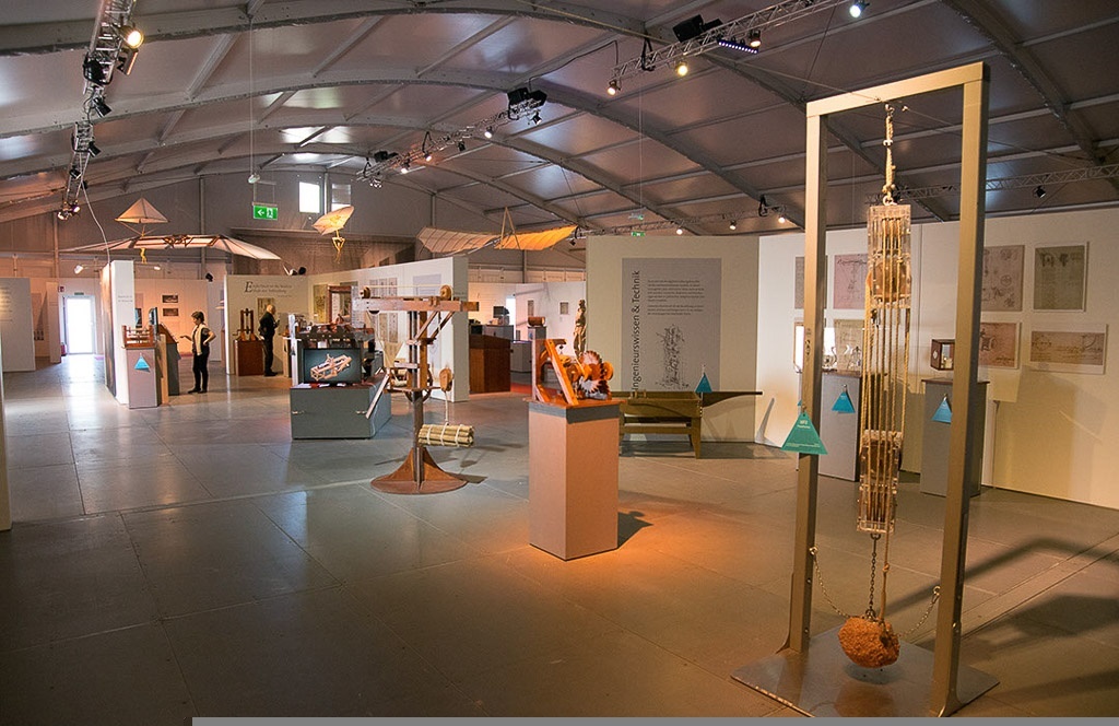 Ausstellungshalle mit Nachbauten
