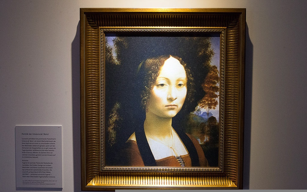 Reproduktion eines Gemäldes einer Frau im Hochformat